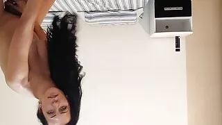 Transvestit macht griechischen Kuss und weißen Kuss