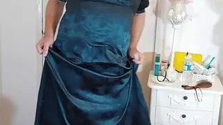 Sexy rothaariger Crossdresser voller Länge satin