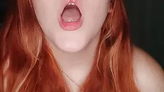 Ruivinha brincando com seu vibrador gemendo muito