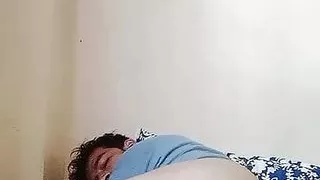 Junge weint, um zu masturbieren