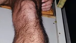 Wichsender Junge im Laden für Erwachsene