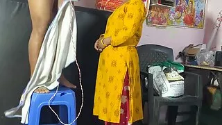 Bhanji ke samne mama ka tauliya gir gya bhanji ne mama ka Lund dekh kar chodne ko kaha