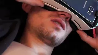 Junger Mann lässt sich beim Casting den Schwanz zu einem kräftigen Orgasmus wichsen