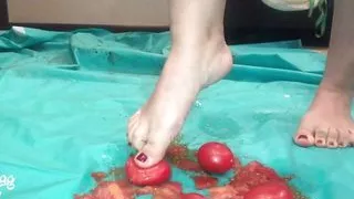 Barfuß Essen zerkleinern, Tomaten und knusprigen Kuchen mit meinen Fußsohlen zerschlagen