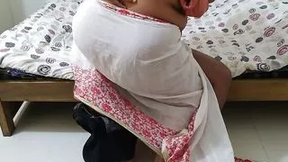 Indian Lady Boss Priya ne employe Ko ghar Me Bulaker mast choda - vah land dekhakar bahut khush hota hai