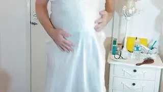 Rothaariges sexy Tgirl in weißem Satin und Strümpfen