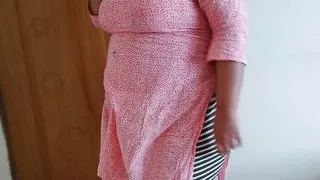 45y Old (Priya Aunty) bakaya paisa lene aye the, paise ke badle padose se kiya Chudai Jabardast & cum- Hindi Audio