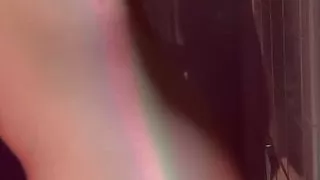 Sonnenuntergang Schlampe wölbt seinen Rücken und fickt Dildo