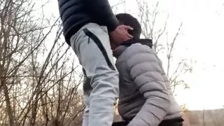 Outdoor-Twinks Blowjob, Bareback-Ficks und mehr Sperma in Sportkleidung