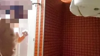 Dude wichst in der öffentlichen Dusche einer Turnhalle