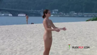 Sexy Nudist Mädchen mit schönen Titten ist so entspannt