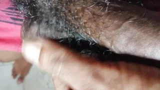 Sexy Junge zeigt seine Unterwäsche, entfernt berührt seinen Schwanz