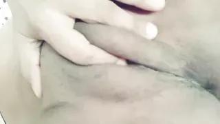 Desi Hot ma Horny ho jati hai aur bistar mein fringing karti ha aur huge Orgasm - Hindi sex