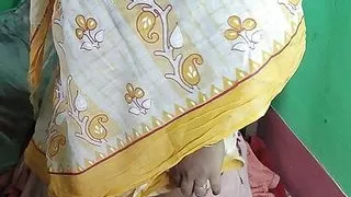 Desi aunty fucking with carrot and musterbration