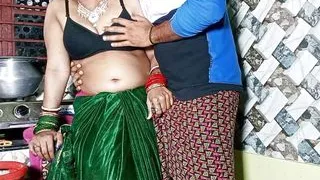 kiTchan ma Kaam karTe tiMe bhAbhi ne aPna cHut chUdaya deVar Se