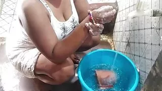 jaise hee naha ke niklee bhai ne chod diya