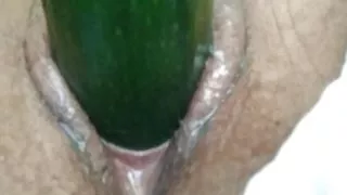 Joue avec une courgette