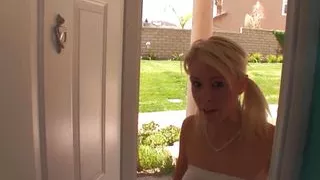 Hot blonde teen gets a orgasmus