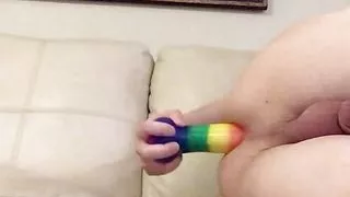 Femboy schlingt sich mit Dildo und spritzt ab, als sie Sperma aus dem Analverkehr bekommt