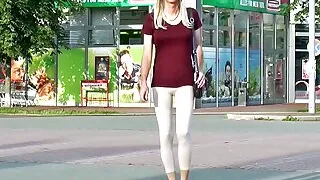 Crossdresser öffentlicher Spaziergang in sexy Leggings