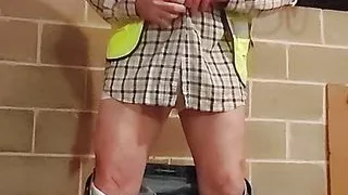 Working guy has a short jerk off session