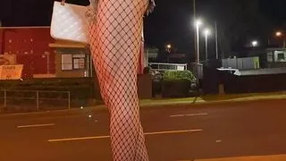 Vorgeben, eine Nutte zu sein und mich nachts auf einer öffentlichen Straße ausziehen