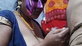 Desi mosi ko lund dikhaya to boli tumhara lund kita mota  ha ma Puri lungi