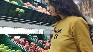 I invite a stranger I saw in the market to my house, she accepts the invitation but tells me that only 3H so that the bo