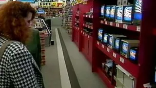 Lesben lecken heimlich ihre nackten Muschis im Laden