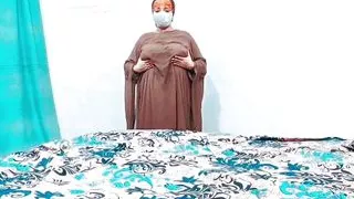 Indisches muslimisches Hidschab-Mädchen hat Sex mit Gurke