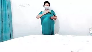 Khobsorat Aunty apni Chutt main kia daal rahi hai