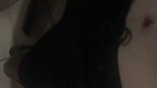 Der König holt sich einen runter, wenn er an seine Schwester denkt, die vor dem Fernseher liegt und gleich ihr ganzes Sperma abspritzt.