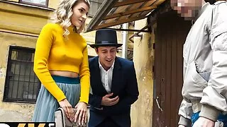 HUNT4K. Sensual sex in front of magician is girlfriends best trick