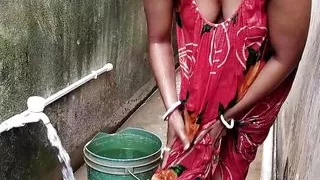 wife ko chuda jab vo bahar balkani me nha rhi rhi, hindi HD porn video sex