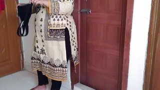 Red Color Bra bechne vale ne Tamil hot aunty ko chodne par majbor kiy (Indian sexy aunty fucking with bra seller) CumSho