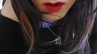 Lucy schüttelt Körper und sexy Arsch zur Musik