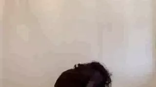 Geile Schlampe masturbiert zu einem großen Orgasmus