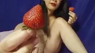 Amateur homemade Asian nude masturbate eat strawbery 3