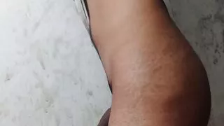 Frühmorgens im Bad spionieren