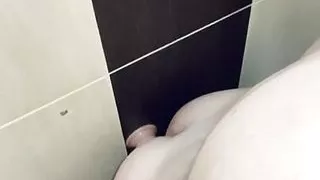 Glatte Blase Arsch Dildo spielen nach Dusche