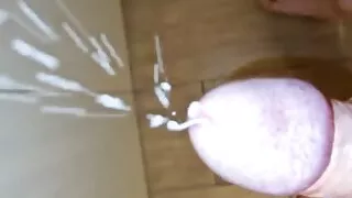 Massiver Sprühnebel aus saftigem Sperma in der Dusche