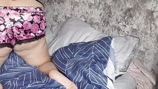 Einer heißen Mutter beim Fertigmachen zusehen