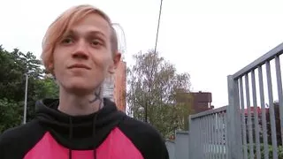 Er ist auf dem Heimweg, als er einen hübschen Kerl bemerkt, der nichts tut und aussieht, als bräuchte er zusätzliches Geld - BigStr