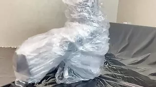 Fejira com Wrap yourself tightly in multiple layers of plastic bags