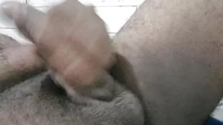 Mit einem Handtuch legte er sich nackt auf das Bett