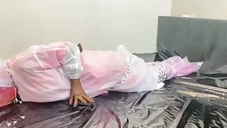 Fejira com Multi-layer plastic raincoat wrapped around the chains of the woman