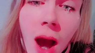 Sissy spielt mit ihrem Arsch und sperma auf ihrem Gesicht