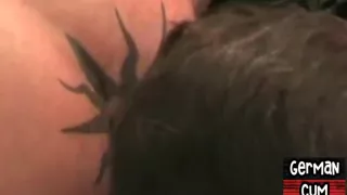 Arschfickende Schwule bohren beim Gruppensex in verschiedenen Positionen