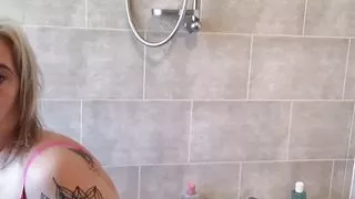 Come watch Me shave My curvy body in the bath tub