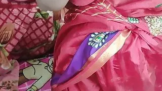 Indisches Mädchen tanzt in roter Sharee und zeigt ihren nackten Körper